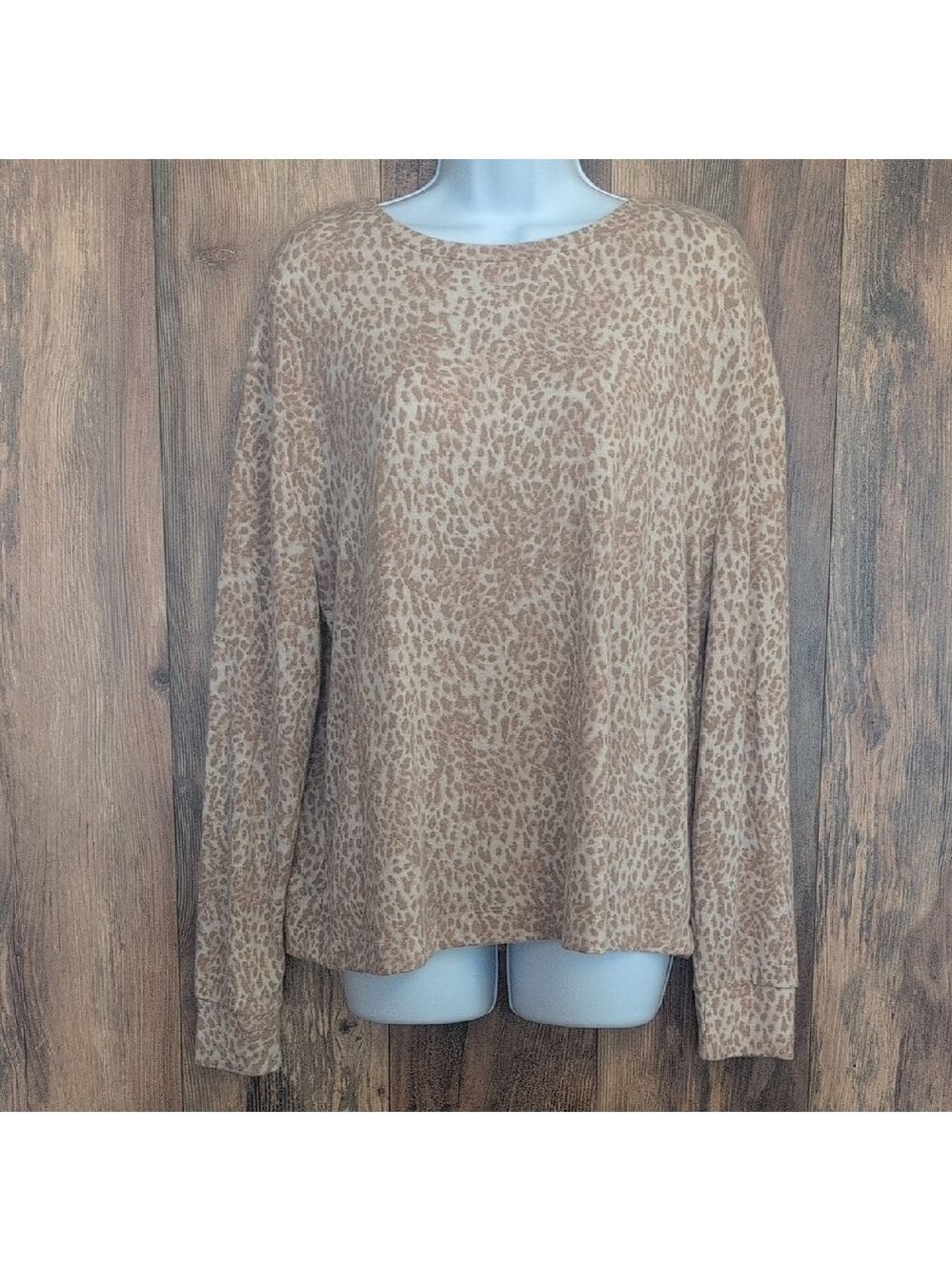 Time and Tru Tan Leopard Print Crew Neck Sweater M                      D332
